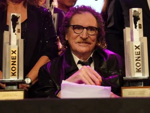 Noche emocionante: Charly García recibió el Premio Konex de Brillante y se lo dedicó a Mercedes Sosa 