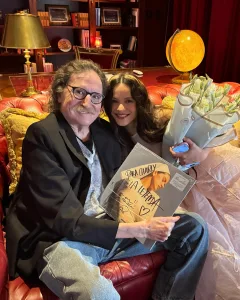 La frutilla del postre: Rosalía visitó a Charly García en su casa y le llevó de regaló el vinilo de “Lux” autografiado