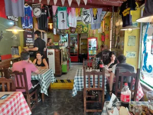 Lo de Lucas, el bodegón que se volvió una parada obligada en Escobar