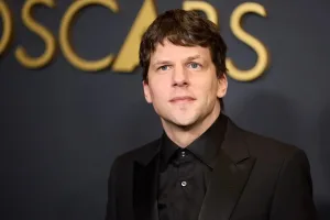 El actor Jesse Eisenberg anunció que en diciembre donará su riñón de forma altruista