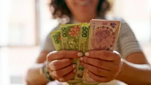 Primavera en los precios, invierno en el bolsillo: los salarios formales perdieron frente a la inflación en septiembre