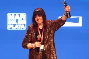 La destacada actriz y cantante recibió un Astor a la Trayectoria en la apertura de la 40ª edición del Festival Internacional de Cine de Mar del Plata, donde recordó a la exmandataria que por estos días cumple condena domiciliaria  