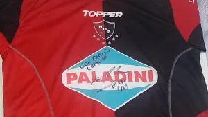 Golazo de la Policía cordobesa: recuperaron una camiseta de Newell's firmada por El Diego