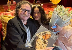 La frutilla del postre: Rosalía visitó a Charly García en su casa y le llevó de regaló el vinilo de “Lux” autografiado