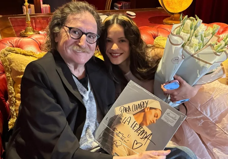 La frutilla del postre: Rosalía visitó a Charly García en su casa y le llevó de regaló el vinilo de “Lux” autografiado
