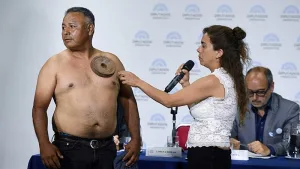 Congreso bizarro: el supuesto imantado por las vacunas contra el Covid ya hacía su show seis años antes de la pandemia