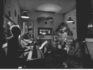 Sergio Sainz, Rodrigo Aberastegui y Tomás Sainz presentan "La música hace bien" en La Usina Social