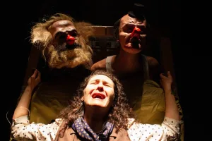 “Todo terminará para Navidad”: los despojos de un pasado de dolor y de tragedia que, en su lógica absurda, siempre está de regreso