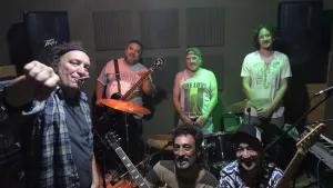 Los Vándalos repasan sus mejores temas, como festejo de sus 35 años, en la Feria de las Colectividades