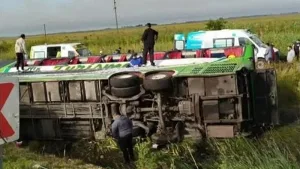 Volcó un micro en la Ruta 2: dos muertos y varios pasajeros heridos