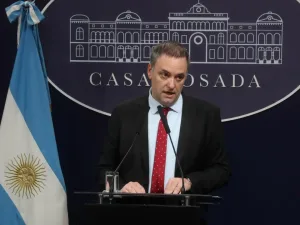 Adorni aseguró que la reforma laboral no modificará la Ley de Empleo Público