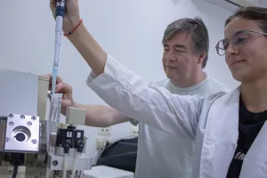 Investigadores del Conicet-Rosario revelan cómo las superbacterias resisten un nuevo antibiótico