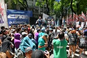 El gobierno definirá el aumento del Salario Mínimo Vital y Móvil por decreto