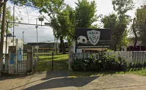 Padres de los chicos de un equipo de fútbol infantil agredieron al árbitro, que tuvo que salir de la cancha escoltado por la policía