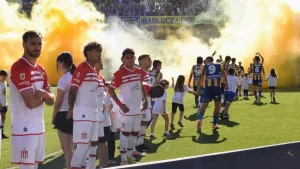 La AFA analiza sancionar a Estudiantes por el pasillo de espaldas a Central