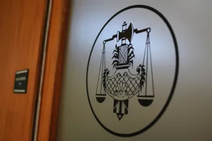 Gritos, insultos y humillaciones: suspendieron a funcionario judicial por maltrato