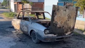 Horror en zona noroeste: incendiaron un auto con un joven que dormía adentro
