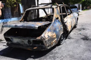 Horror en zona noroeste: incendiaron un auto con un joven que dormía adentro