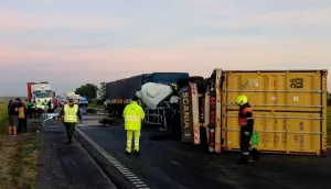 Choque y vuelco de camiones en la autopista a Buenos Aires: hay un herido