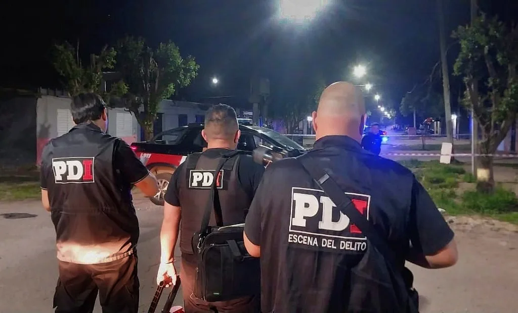 Desde una moto, en barrio Plata balearon a una mujer que fue trasladada al Heca en estado muy grave