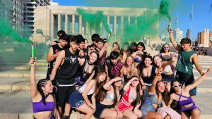 Banderazo: estudiantes de 4° año celebraron desde la noche y continúan en el Monumento a la Bandera