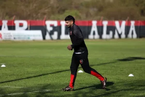 Hay una luz de esperanza por Ever: la AFA evalúa reducirle la sanción a Banega y podría estar disponible para jugar con Huracán