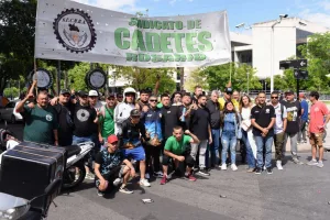 Cadetes se movilizaron al Centro de Justicia Penal para pedir la liberación de un compañero