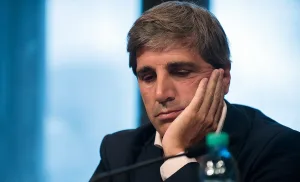 Tras versiones sobre la caída de megapréstamo y silencio oficial: bonos y acciones abajo, riesgo país arriba