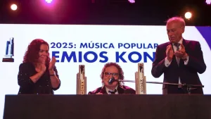 Noche emocionante: Charly García recibió el Premio Konex de Brillante y se lo dedicó a Mercedes Sosa 