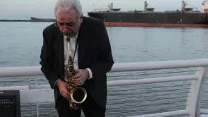 El saxofonista Chivo González celebra sus "bien tocados" ochenta junto a músicos de distintas generaciones