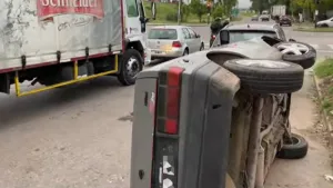 Perdió el control en la bajada de Circunvalación y Mendoza: terminó chocando a dos autos