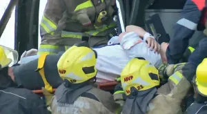 Los bomberos tuvieron que rescatar al chofer de un colectivo que chocó con un camión en cruce de rutas a la altura de Piñero