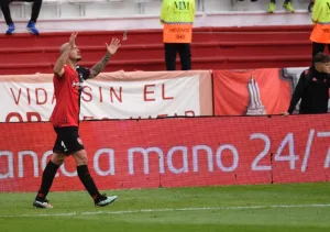 Garra, corazón y oxígeno: Newell's derrotó 2 a 0 a Huracán y respira