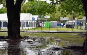 Y van... Por la lluvia, la Municipalidad postergó para el sábado el inicio del Encuentro y la Fiesta de Colectividades