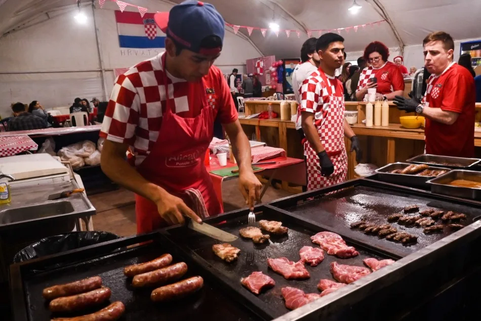 La Fiesta de Colectividades dio inicio en Rosario con una gran presencia de público