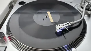 Un equipo del Conicet desarrolló una formulación química que permite restaurar documentos sonoros analógicos más rápido y sin dañarlos