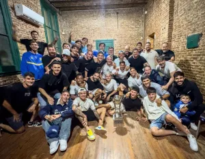 Sin la presencia de Di María, los hinchas y el plantel de Rosario Central celebraron el título bajo la lluvia en la sede fundacional