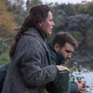 Cómo es “El cuco de cristal”, la serie española de suspenso que arrasa en la plataforma Netflix