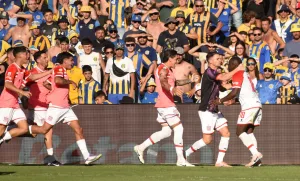 Central afuera del Clausura: Estudiantes aprovechó su momento y derrotó al Canalla por la mínima en el Gigante