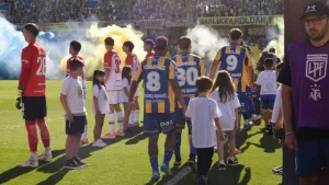 Denuncian que la AFA truchó un documento para sancionar a Estudiantes por el pasillo de espaldas a Central