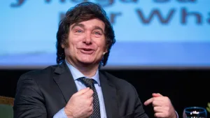 En plena polémica por el pasillo de espaldas a Central, Milei posteó en sus redes una camiseta de Estudiantes