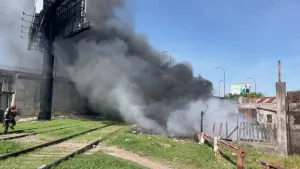 Incendio en ex planta recicladora genera caos vehicular en el ingreso a la autopista Rosario–Córdoba