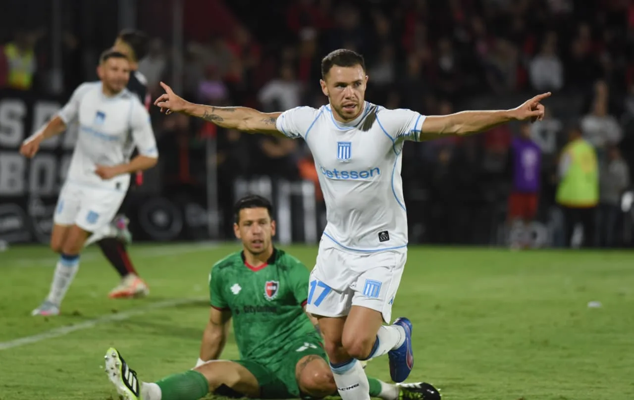 Newell's perdió con Racing en la última jugada y se despidió de su gente en un torneo para el olvido