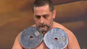 ¿Por qué se le pegan los metales a la piel? La verdad científica sobre el “hombre imantado”