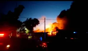 Incendio en Lomas de Zamora: varias dotaciones de bomberos y vecinos evacuados