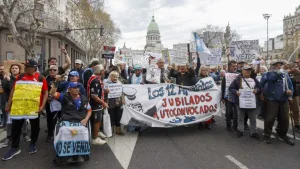Como cada miércoles, los jubilados volvieron a marchar y entregaron un petitorio en el Congreso