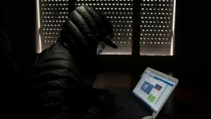 Engañó a tres jóvenes corondinas con un falso programa de becas, las llevó a Jujuy y las filmó en secreto