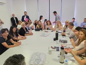 reunion en la comisión de salud de la legislatura con familiares de víctimas de fentanilo contaminado