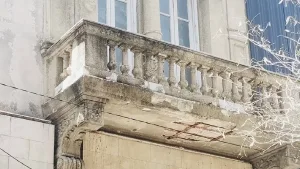 Se desprendió una mampostería del balcón de un edificio en el centro de la ciudad