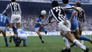 El gol imposible de Diego a la Juventus cumple 40 años: la historia del tiro libre que desafió a la física